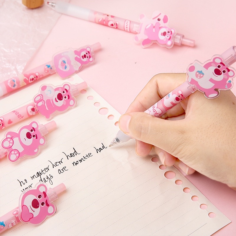 Viết mực dễ thương hình gấu dâu Lotso Hồng Nhạt cho học sinh, sunh viên - Bút mực gel màu đen Gấu hồng Losto ngòi 0.5mm