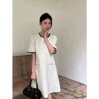 Váy trắng yangyang cổ tròn viền may đen tay cộc dáng suông