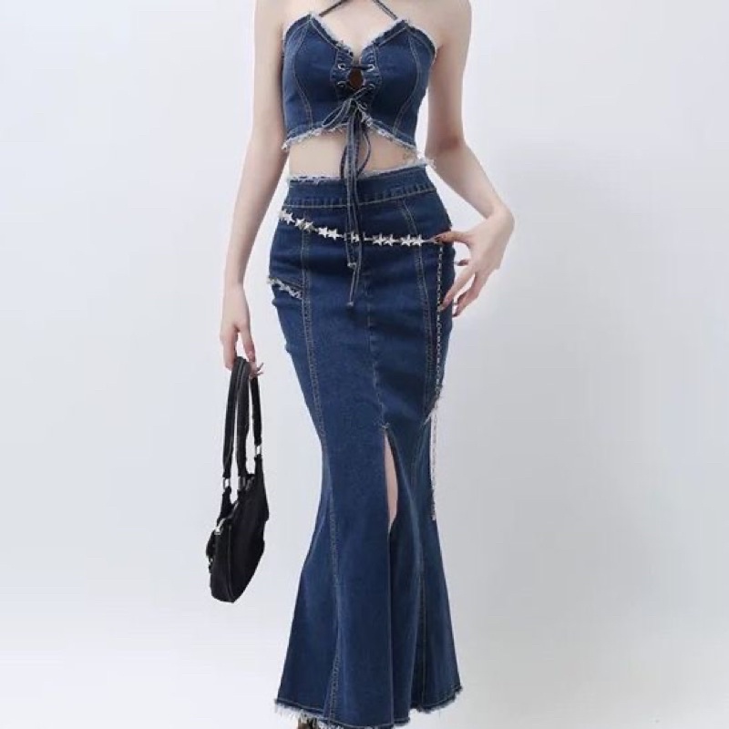 Set bò denim phong cách cổ yếm chân váy đuôi cá xẻ tà phong cách cô gái mĩ cá tính