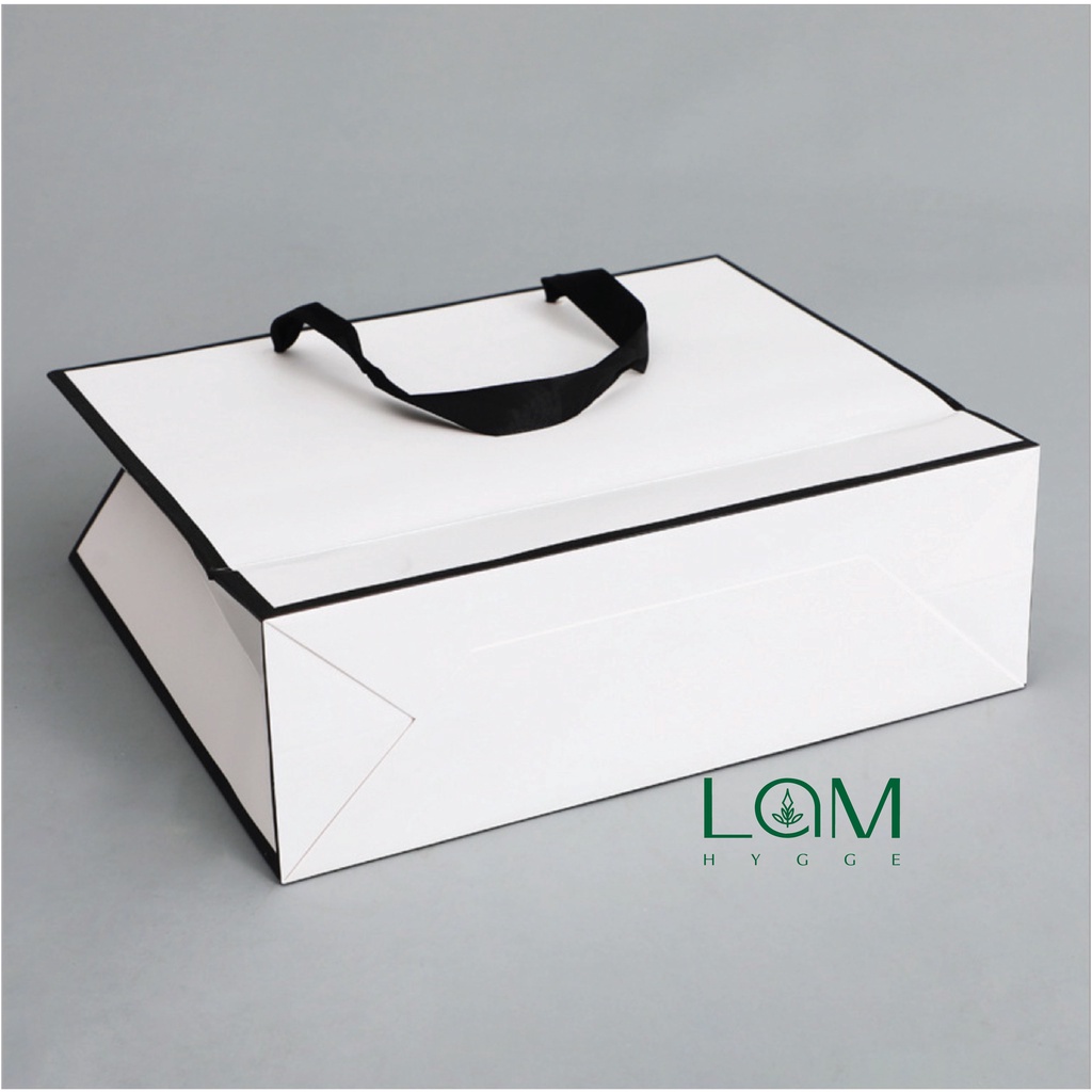 Túi giấy bìa cứng trắng viền đen, quai xách vải đen