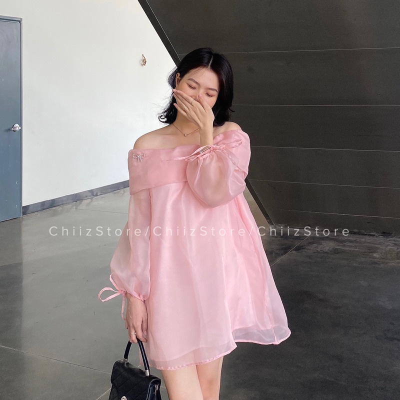 Áo váy trễ vai voan tơ tay bồng kèm ghim nơ đá
