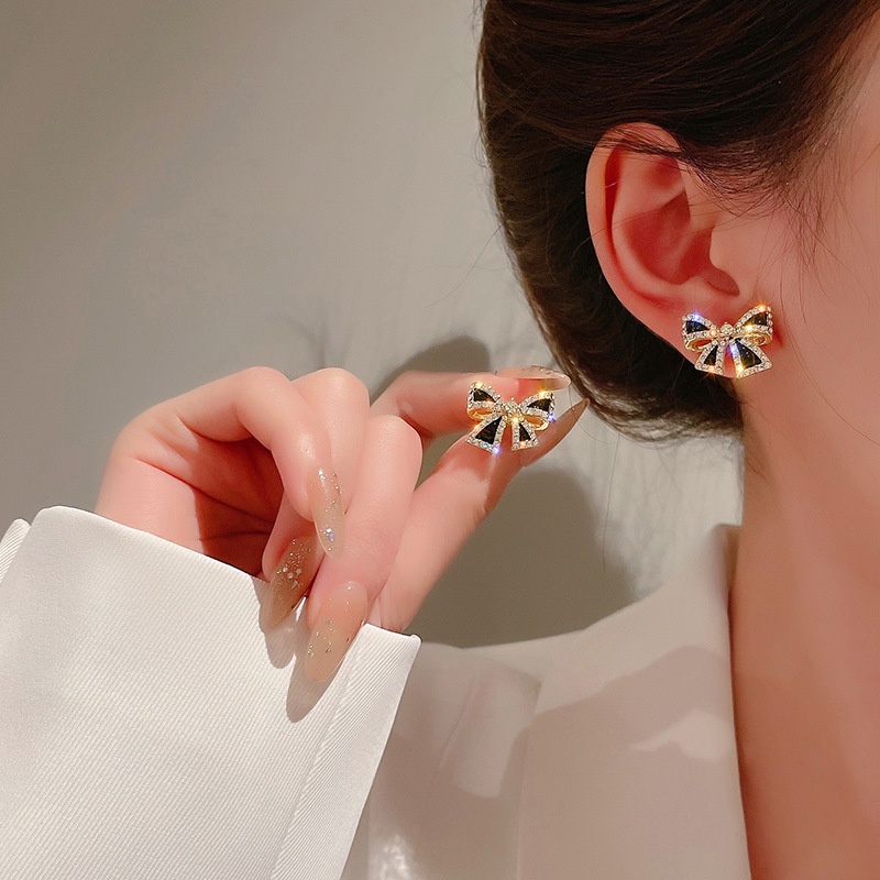 Khuyên tai nữ chiếc nơ màu đen đính đá phong cách Hàn Quốc