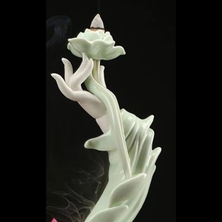 Thác khói trầm hương tay Phật hoa sen