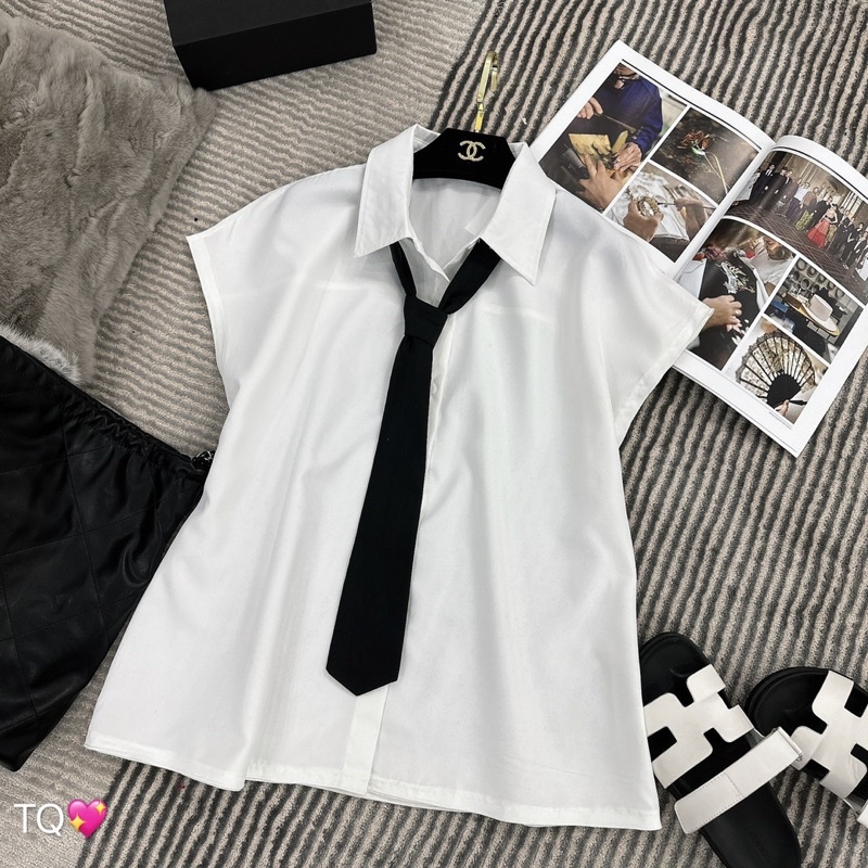 Áo sơ mi trắng kèm cà vạt