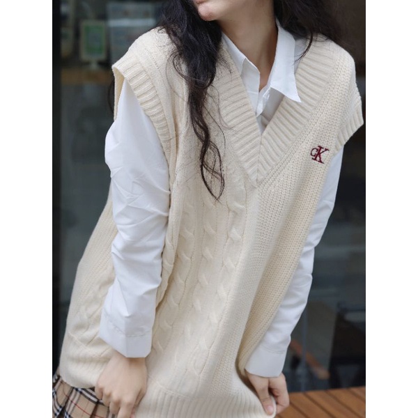 Áo gile len nữ sinh Jennie màu be vặn thừng một bên