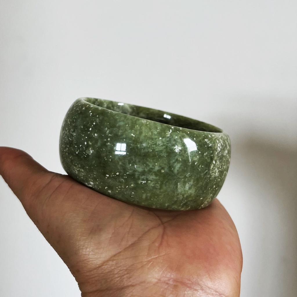 Vòng tay đá thật màu xanh ngọc bản 3cm ngọc nhiều size cho người mệnh Hỏa và Mộc