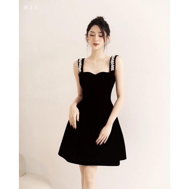 Đầm nhung dư tiệc hai dây thiết kế đính đá