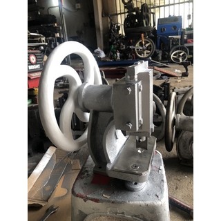 Máy chẻ hạt macca cải tiến