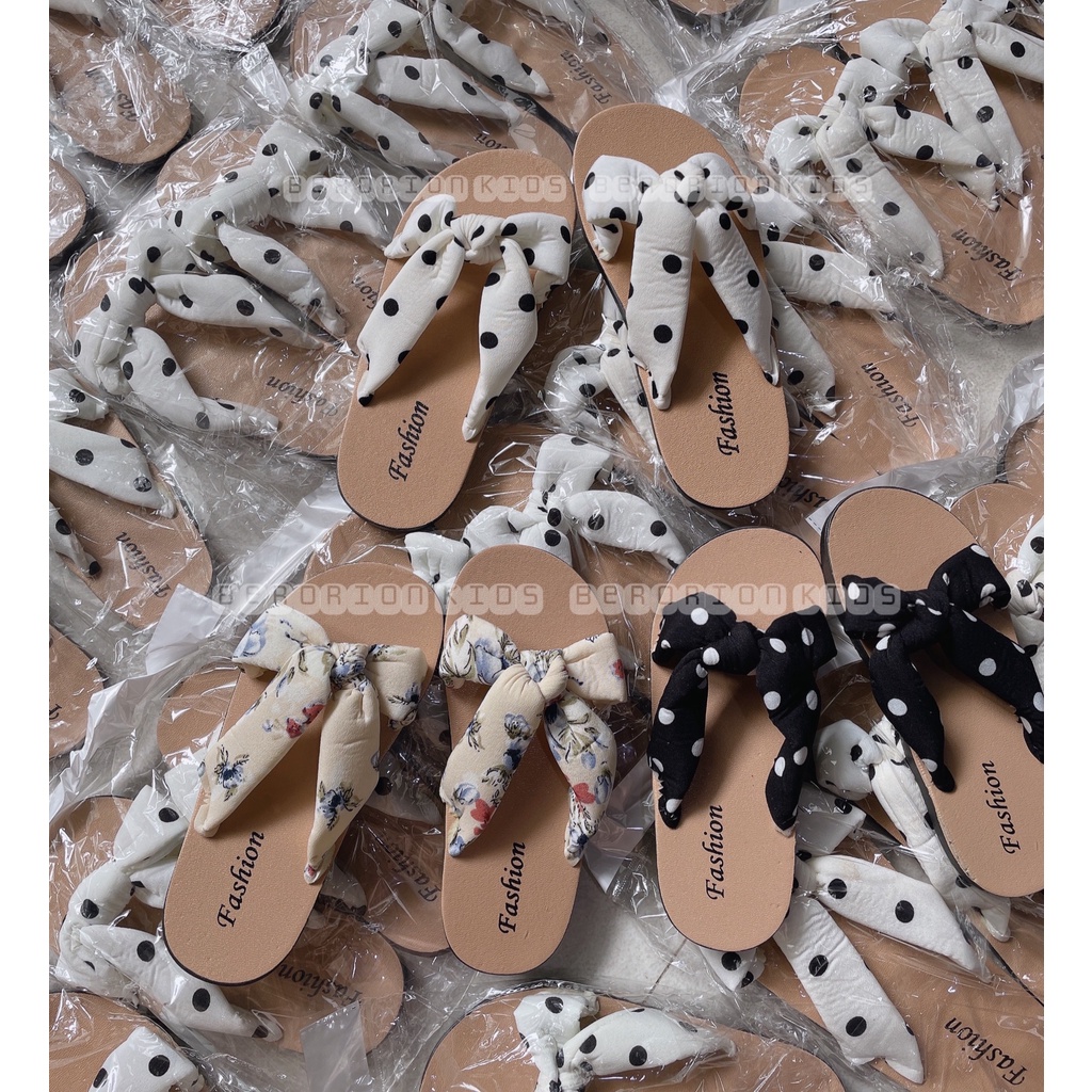 Dép đi biển cho bé gái