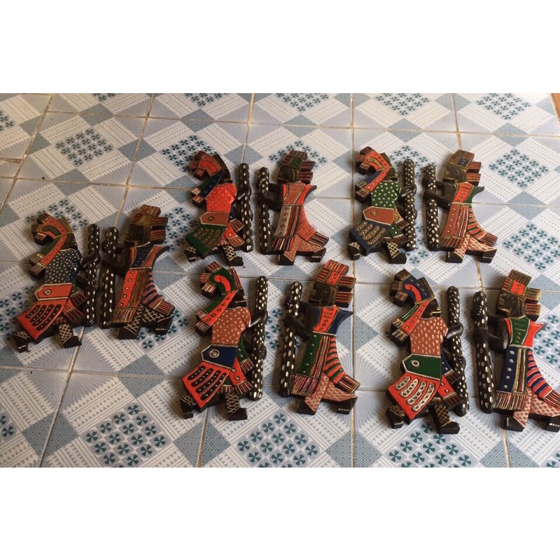 Mặt nạ treo tường bằng gỗ 40cm hình người giã gạo