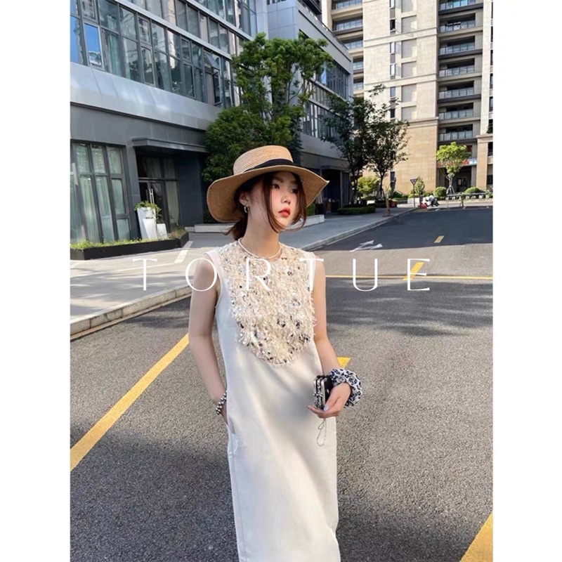 V115 Đầm váy dài sát nách đính cườm lông màu be sang trọng mùa hè phong cách Pháp Retro Vintage Taobao mới 2023