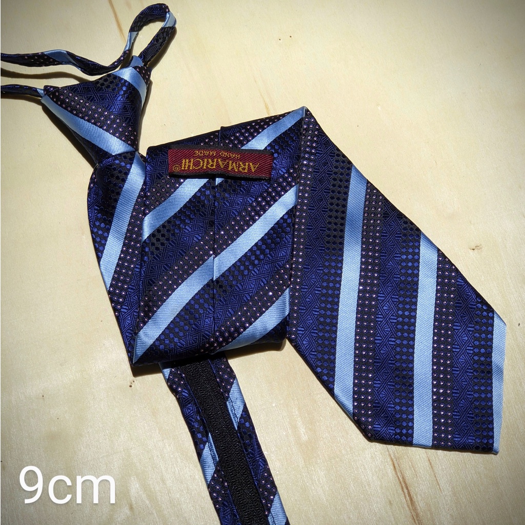 Cravat , cà vạt công sở thắt sẵn bản trung, lớn.