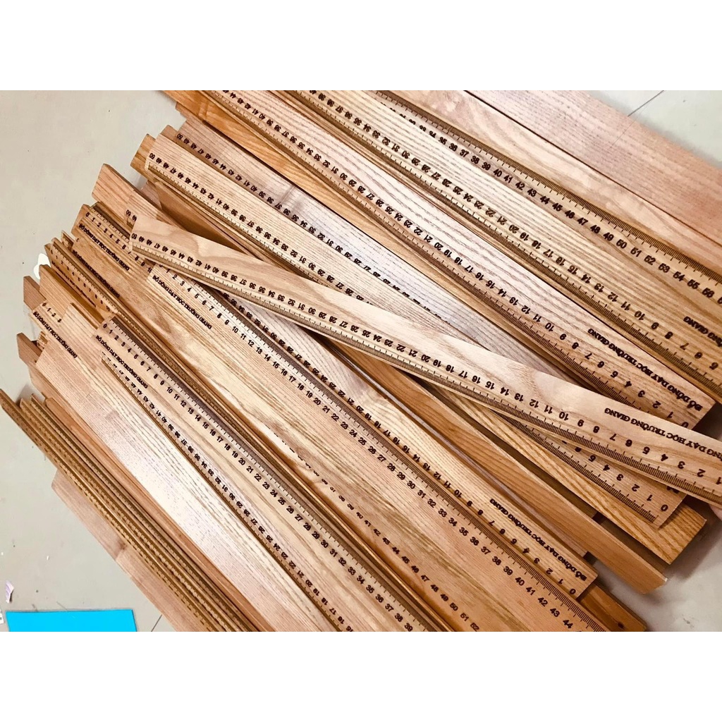 Thước gỗ sồi đẹp hàng loại 1, nhẵn, khắc tia số rõ ràng