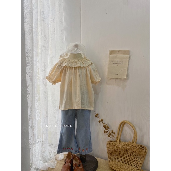 Quần jean ống loe thêu gấu cho bé