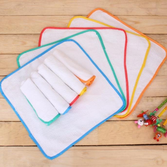Tấm lót chống thấm cho trẻ sơ sinh KACHOOBABY được làm từ sợi cotton 100% và lớp lót nilong hạn chế thấm xuống niệm .