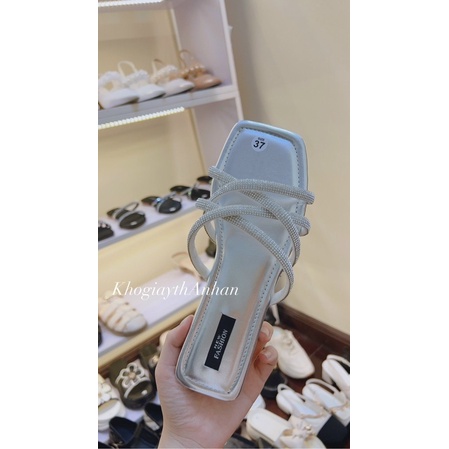 Lê Đá Đan Chéo, Dép Lê Nữ