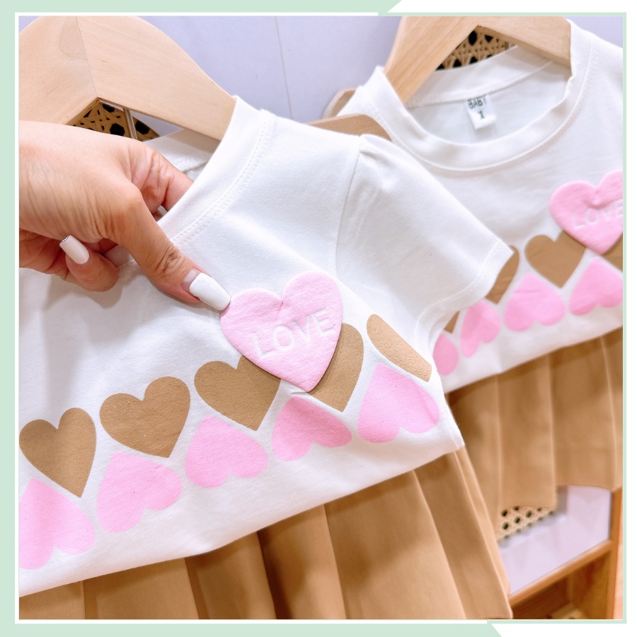 Bộ đồ bé gái, Áo thun in họa tiết trái tim kèm chân váy xép li siêu điệu cho bé đi học đi chơi BBG42