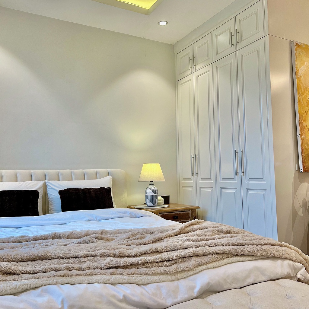 Đèn bàn phòng khách LART DBG021 thân trắng viền họa tiết đen sang trọng cho phòng ngủ phòng dưới 20m2