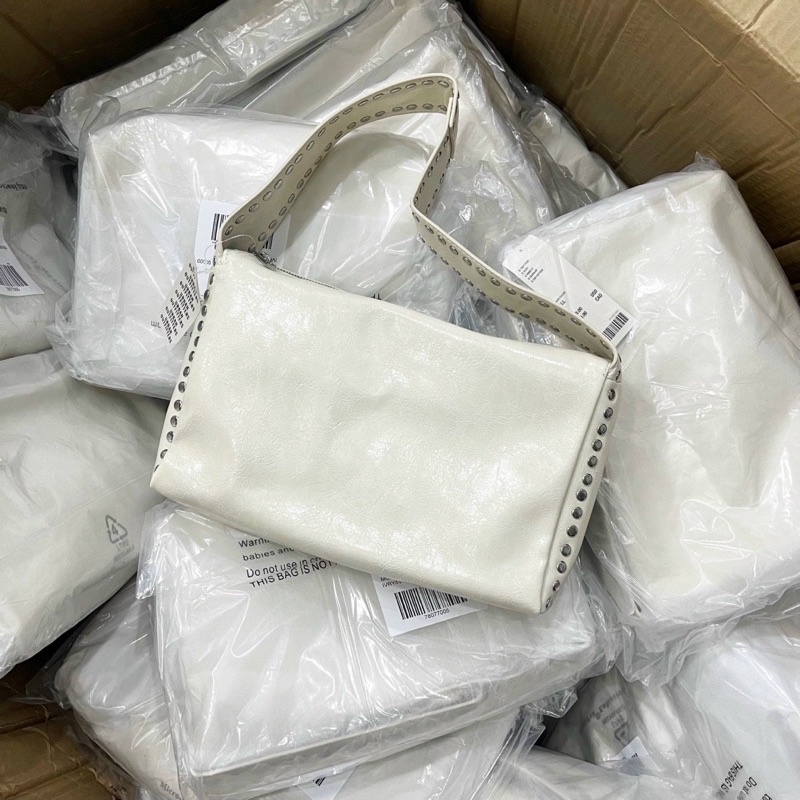 Túi Urban Outfitters kẹp nách trendy