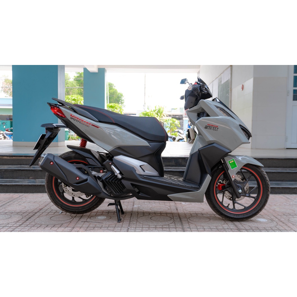 Cặp tem chữ Sporty Edition trước cho các dòng xe