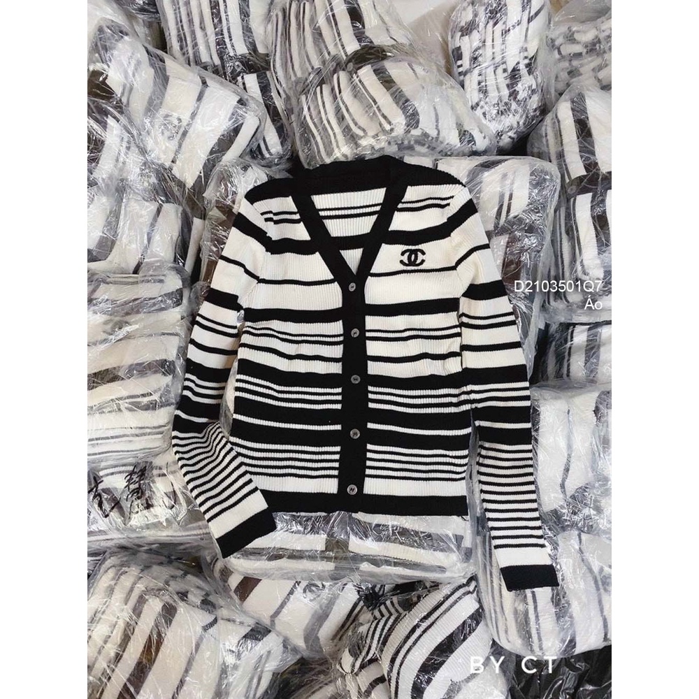 Áo len tăm sọc cổ tim gài nút ngực thêu logo CN cổ tim tay dài hàng QC!