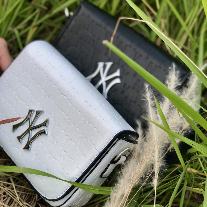 Túi NY đeo chéo nam nữ unisex túi MLB Logo Bạc hộp vuông da vân in chữ 18cm vừa điện thoại