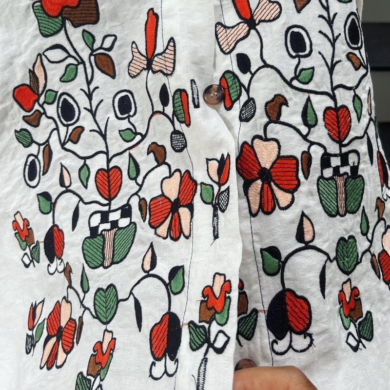 Áo thêu hoa chất đũi lụa ít nhăn.Hình cận vải shop chụp thật
