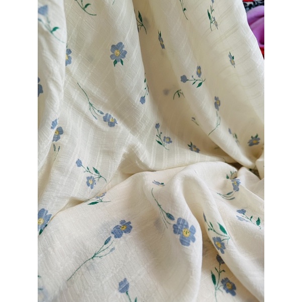 Vải đũi lụa họa tiết cành hoa xanh nền kem