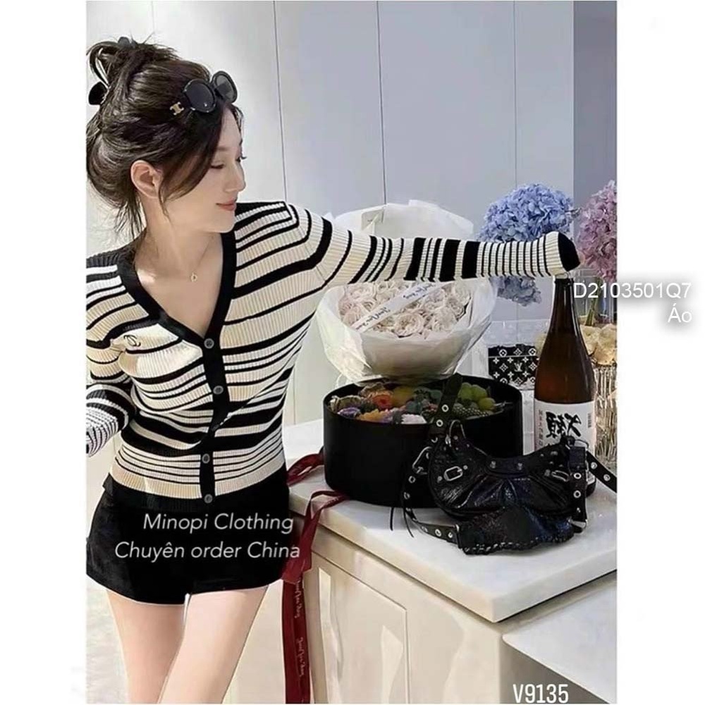 Áo len tăm sọc cổ tim gài nút ngực thêu logo CN cổ tim tay dài hàng QC!