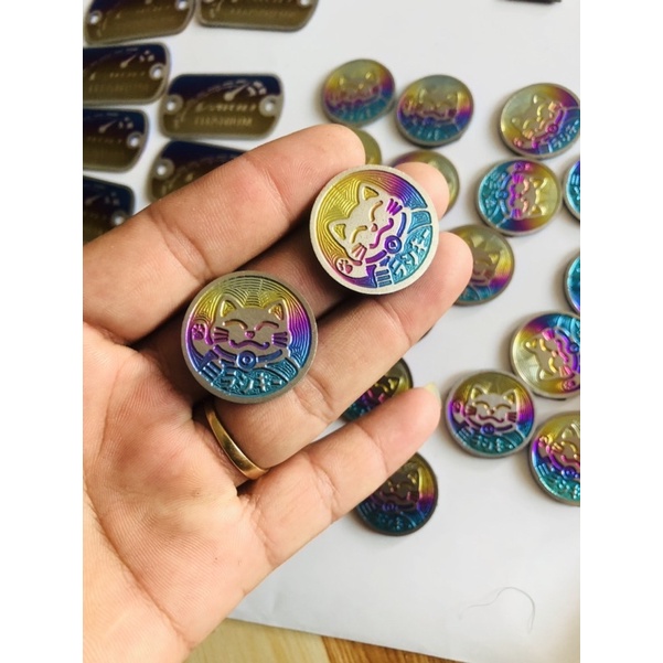 Tem titan mèo thần tài màu điện phân dán kiểu trang trí