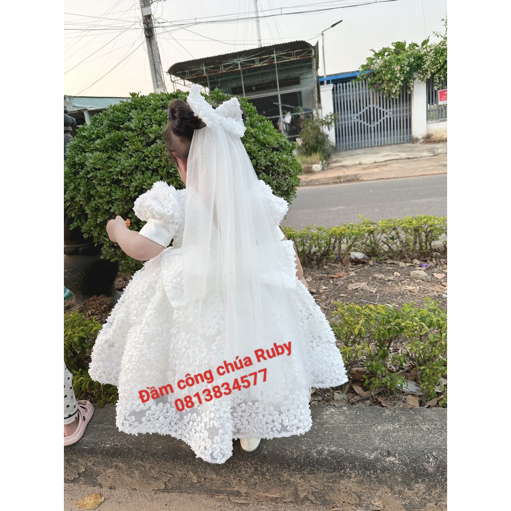 Đầm ren tay bồng-phiên bản cô dâu nhí