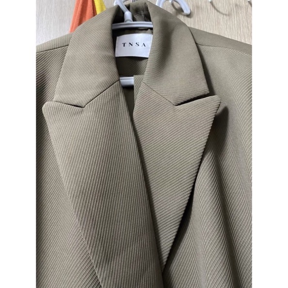 Áo khoác blazar dáng dài hai màu nâu tay và đen