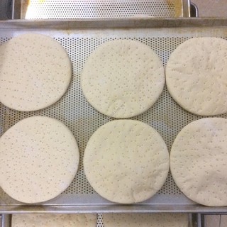 ĐẾ PIZZA 20CM (kèm sốt , lá thơm )