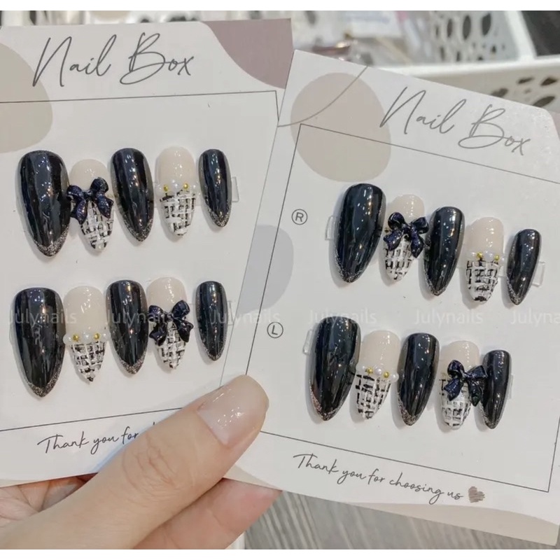 Móng up nailbox đen kẻ dạ gắn trang trí
