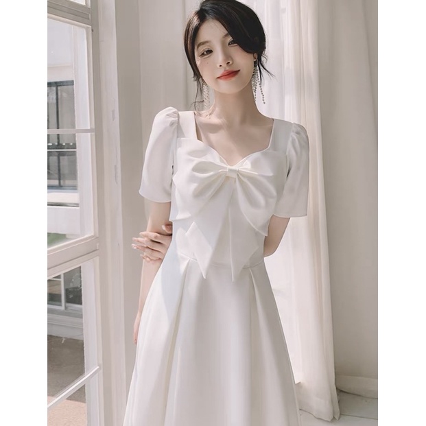 Đầm trắng phối nơ trước ngực