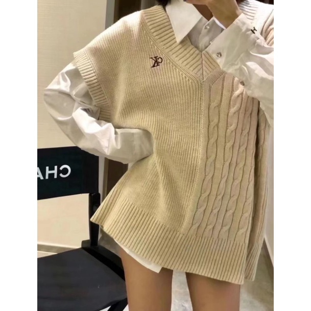 Áo gile len nữ sinh Jennie màu be vặn thừng một bên