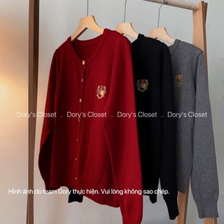 Áo khoác len cổ tròn màu đỏ vải mềm mại thêu huy hiệu Dory’s Closet