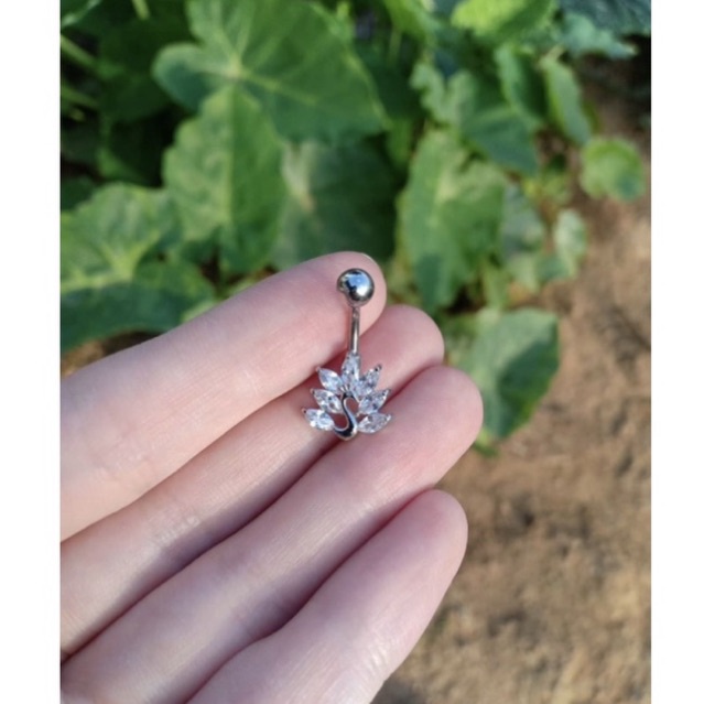 Khuyên rốn đá Thiên Nga sáng lấp lánh