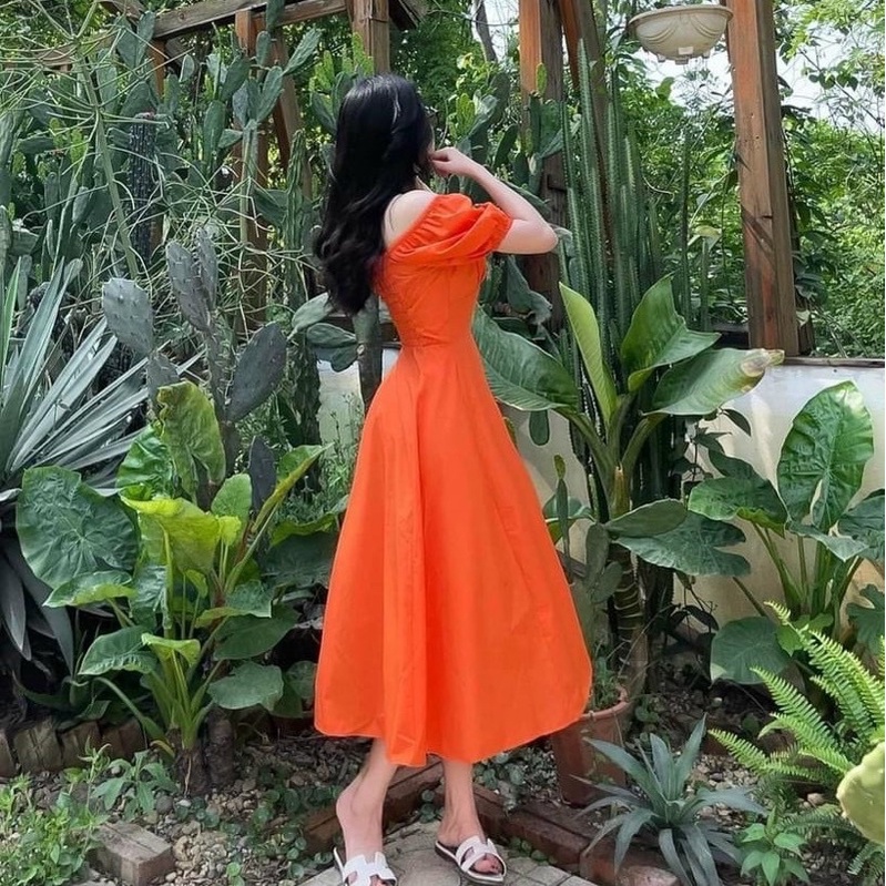 Đầm trễ vai nhúng ngực nút bọc màu cam neon