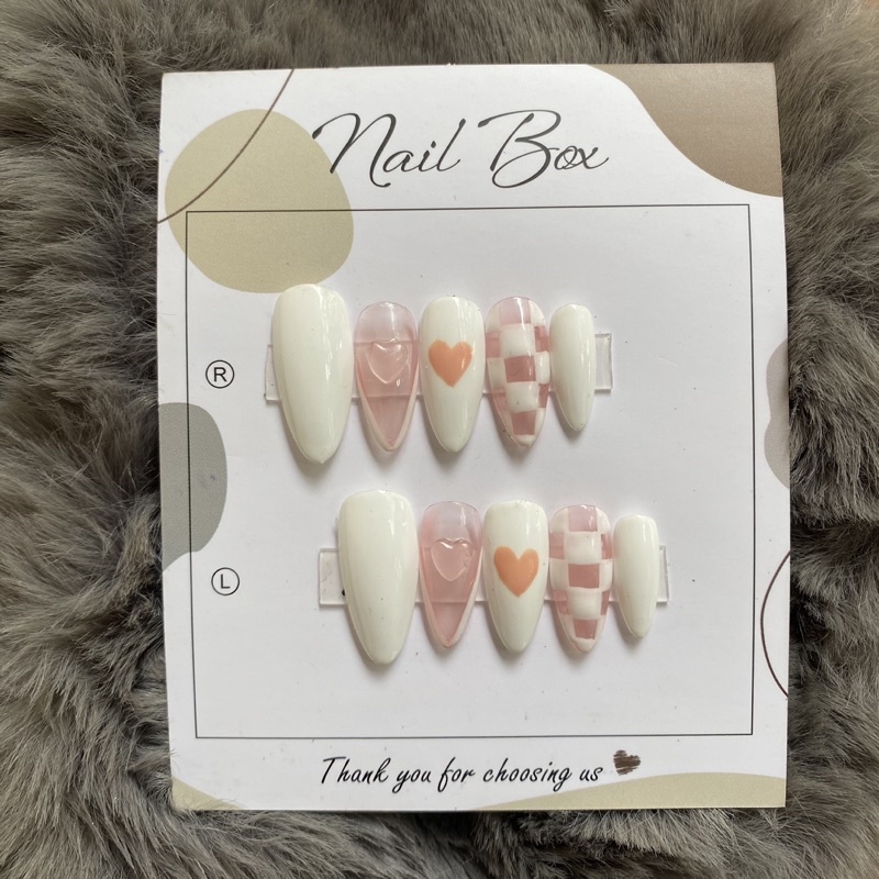 Nail Box - Thiết Kế | Sơn Trắng Đơn Giản Gắn Tim Đổi Màu