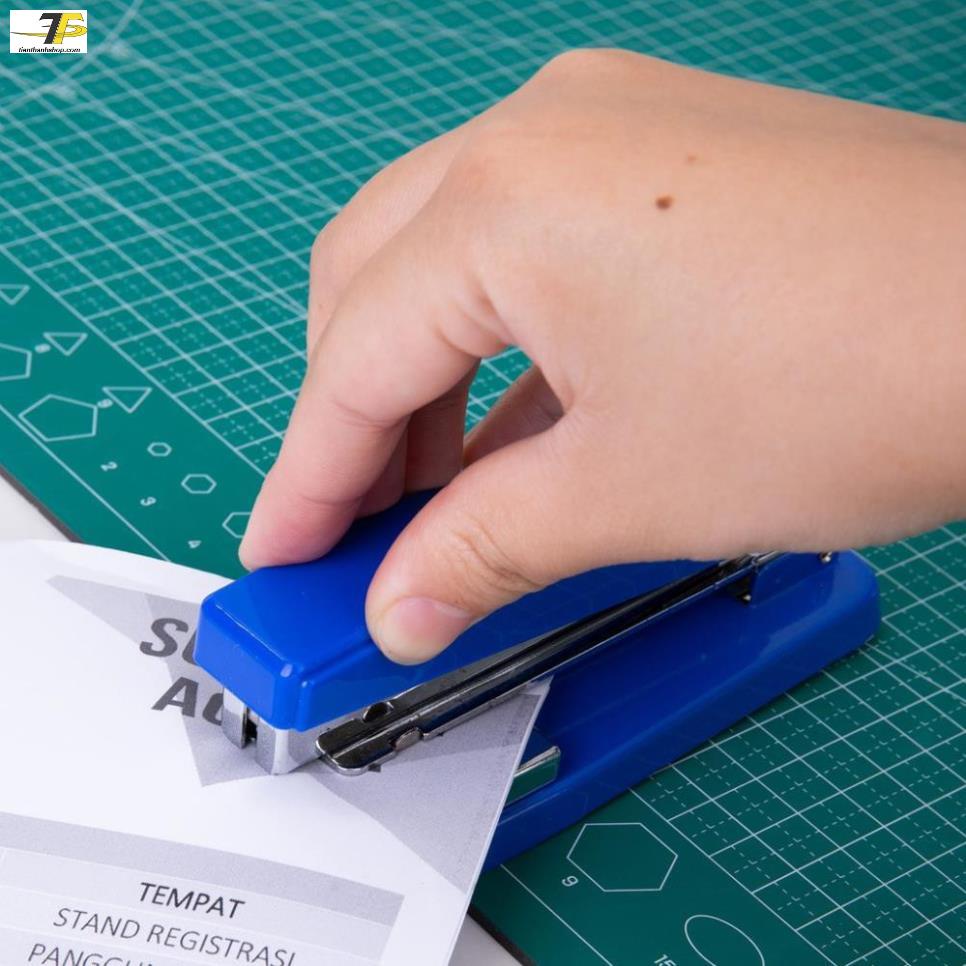 Dập ghim xoay 3 chiều 25 trang - Deli 414  Ghim phù hợp: 24/6 hoặc 26/6