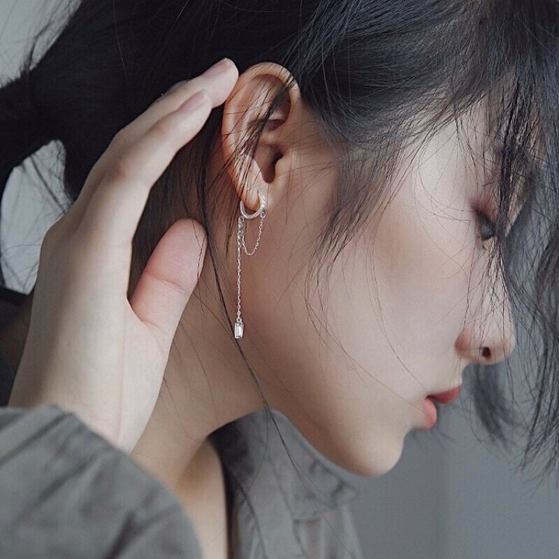 1 chiếc bông tai khoen rơi đá dài