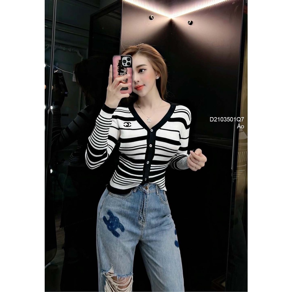 Áo len tăm sọc cổ tim gài nút ngực thêu logo CN cổ tim tay dài hàng QC!