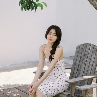 Đầm hai dây hoa hở lưng