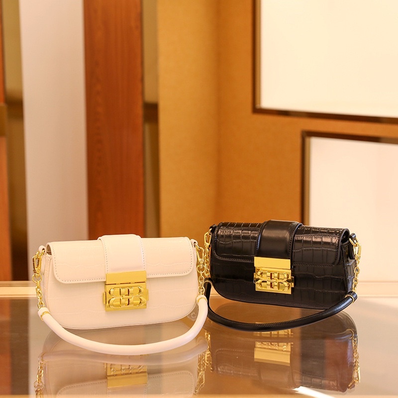 Túi đeo chéo chữ BB sang trọng