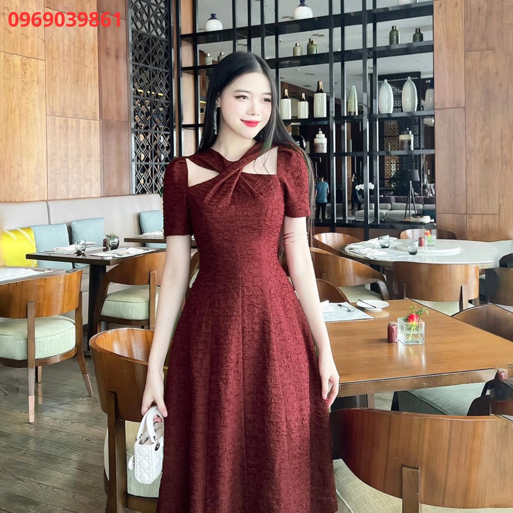 Váy Gấm Sang Chảnh Thiết Kế Độc Đáo Với Dây Chéo Trước Ngực Tạo Nét Phá Cách Đầy Lôi Cuốn