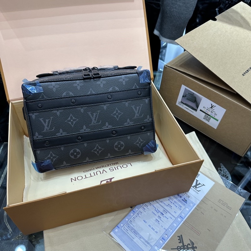 Túi Da L.V. Tay xách-Đeo chéo Vân hoa đen chìm HÀNG 1:1_Túi hộp L V. đeo hông Tay xách da xịn sò Đen vân hoa FULLBOX new