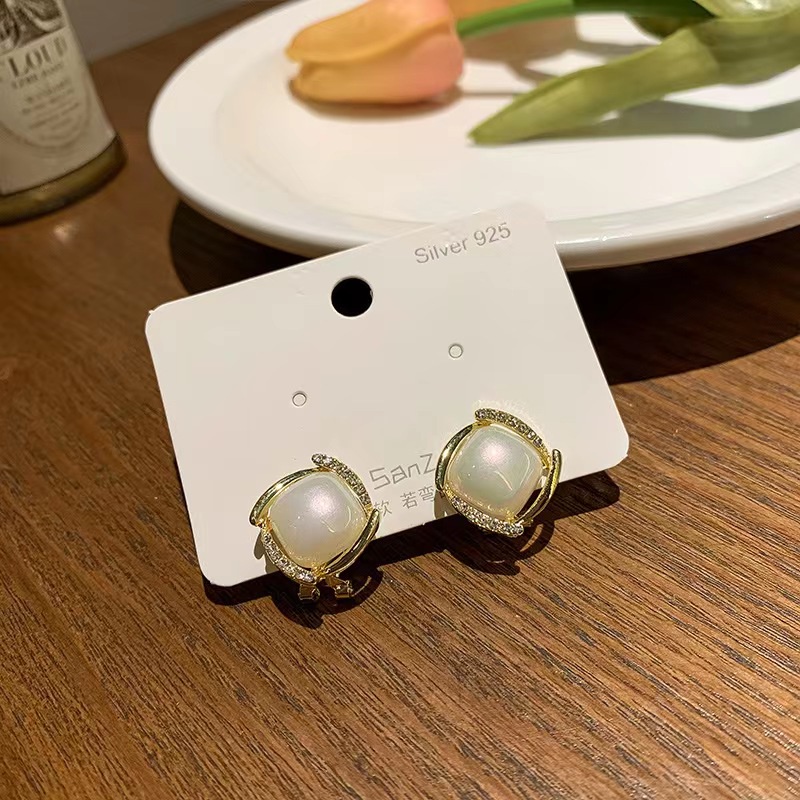 Khuyên tai nữ dáng nụ vuông gắn ngọc trai nhân tạo TB683