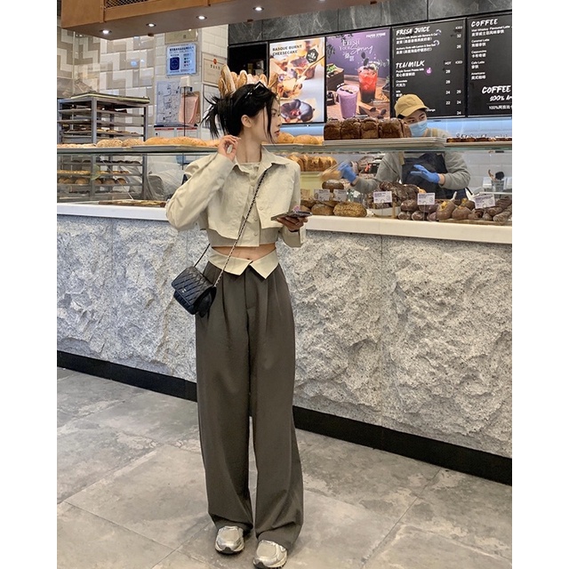 Áo sơmi croptop cách điệu, quần vải xuông ống rộng