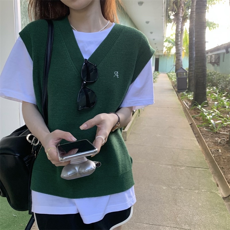 Áo gile len thêu chữ